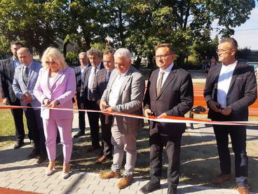 Powiat wieruszowski: uczniowie z Sokolnik mają nowe boisko