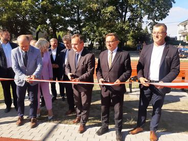 Powiat wieruszowski: uczniowie z Sokolnik mają nowe boisko