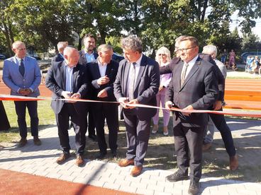 Powiat wieruszowski: uczniowie z Sokolnik mają nowe boisko
