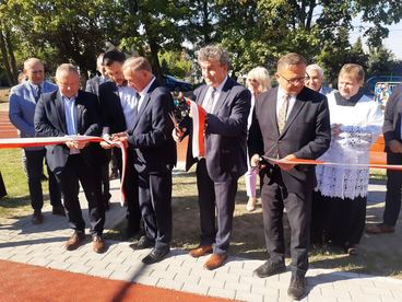 Powiat wieruszowski: uczniowie z Sokolnik mają nowe boisko