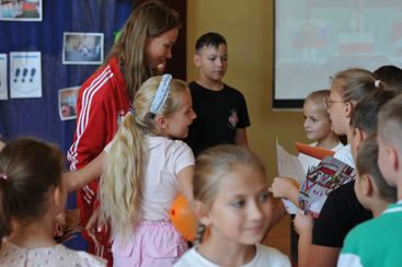Zespół Szkoły i Przedszkola w Mokrsku powitał swoją mistrzynię świata – Sandrę Wyrembak