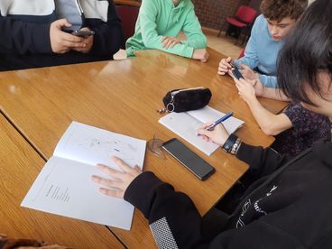 Wieluń: I LO poznaje lokalną poezję w ramach projektu „Uwaga, nadajeMY!”