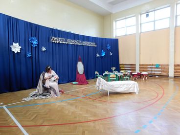 Nauczyciele z wieluńskiej „czwórki” w roli aktorów – przygotowali przedstawienie dla uczniów
