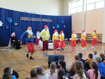 Nauczyciele z wieluńskiej „czwórki” w roli aktorów – przygotowali przedstawienie dla uczniów
