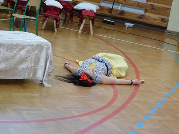 Nauczyciele z wieluńskiej „czwórki” w roli aktorów – przygotowali przedstawienie dla uczniów