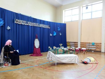 Nauczyciele z wieluńskiej „czwórki” w roli aktorów – przygotowali przedstawienie dla uczniów