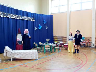 Nauczyciele z wieluńskiej „czwórki” w roli aktorów – przygotowali przedstawienie dla uczniów