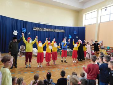 Nauczyciele z wieluńskiej „czwórki” w roli aktorów – przygotowali przedstawienie dla uczniów