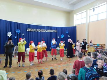 Nauczyciele z wieluńskiej „czwórki” w roli aktorów – przygotowali przedstawienie dla uczniów