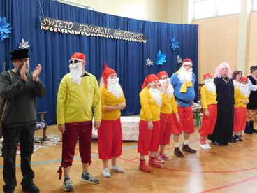 Nauczyciele z wieluńskiej „czwórki” w roli aktorów – przygotowali przedstawienie dla uczniów
