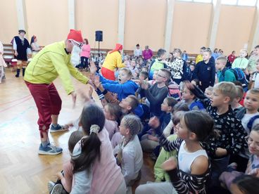 Nauczyciele z wieluńskiej „czwórki” w roli aktorów – przygotowali przedstawienie dla uczniów