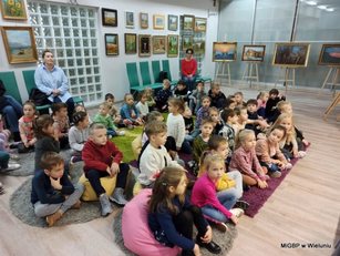 Przedszkolaki wzięły udział w zajęciach logopedycznych w wieluńskiej bibliotece