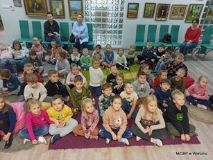 Przedszkolaki wzięły udział w zajęciach logopedycznych w wieluńskiej bibliotece