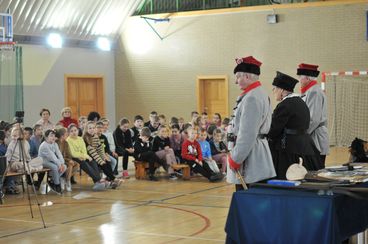 Uczniowie lututowskiej podstawówki wzięli udział w żywej lekcji historii
