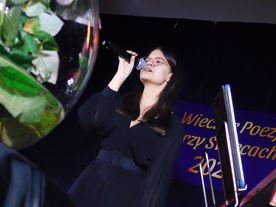 Magdalena Maciołek z główną nagrodą tegorocznego „Wieczoru poezji przy świecach”
