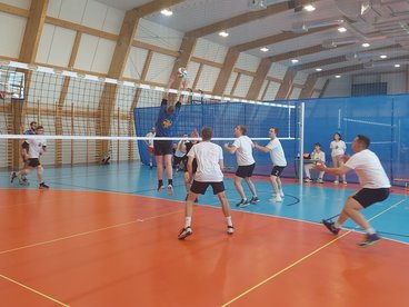 Kilkanaście drużyn zagrało w Charytatywnym Turnieju Pokoleń Wieluńskiej Siatkówki