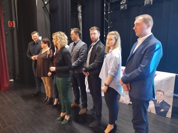 Konferencja prasowa Nowej Energii Dla Gminy– prezentacja kandydatki na burmistrza Praszki Agnieszki Karlak -Bartkowskiej i kandydatów do Rady Miasta