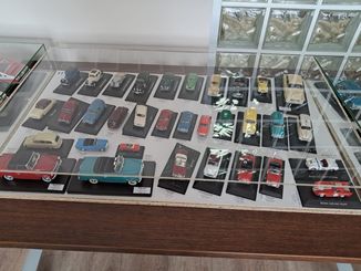 Wieluń: niecodzienna wystawa w miejskiej bibliotece. Zobaczycie tam samochody z PRL-u w miniaturze