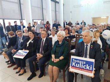 Konwencja wyborcza Koalicji Wieluńskiej na zakończenie kampanii z udziałem m.in. posłów i wojewody