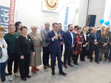 Konwencja wyborcza Koalicji Wieluńskiej na zakończenie kampanii z udziałem m.in. posłów i wojewody