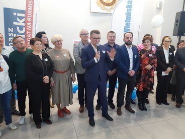 Konwencja wyborcza Koalicji Wieluńskiej na zakończenie kampanii z udziałem m.in. posłów i wojewody