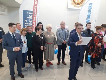 Konwencja wyborcza Koalicji Wieluńskiej na zakończenie kampanii z udziałem m.in. posłów i wojewody