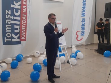 Konwencja wyborcza Koalicji Wieluńskiej na zakończenie kampanii z udziałem m.in. posłów i wojewody