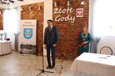 Złote Gody w gminie Wierzchlas. Medale w imieniu prezydenta RP otrzymało 14 par