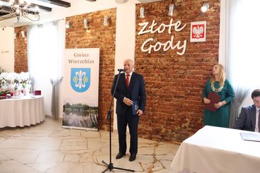 Złote Gody w gminie Wierzchlas. Medale w imieniu prezydenta RP otrzymało 14 par