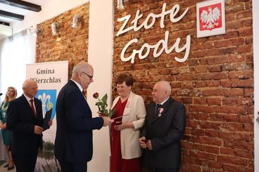 Złote Gody w gminie Wierzchlas. Medale w imieniu prezydenta RP otrzymało 14 par