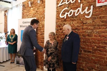 Złote Gody w gminie Wierzchlas. Medale w imieniu prezydenta RP otrzymało 14 par