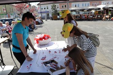 Na placu Legionów trwa „Ludowa majówka z magią”. Zaprasza Wieluński Dom Kultury