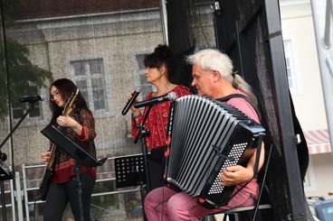 Na placu Legionów trwa „Ludowa majówka z magią”. Zaprasza Wieluński Dom Kultury