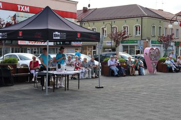 Na placu Legionów trwa „Ludowa majówka z magią”. Zaprasza Wieluński Dom Kultury