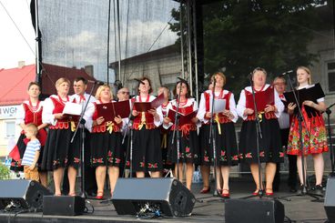 Na placu Legionów trwa „Ludowa majówka z magią”. Zaprasza Wieluński Dom Kultury