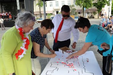 Na placu Legionów trwa „Ludowa majówka z magią”. Zaprasza Wieluński Dom Kultury