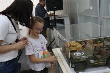 Spotkanie z kolekcjonerem Bartoszem Janickim w Bibliotece Miejskiej w Wieluniu