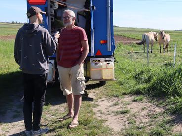 Duńczyk podróżuje wozem zaprzężonym w konie. Zatrzymał się w powiecie wieluńskim