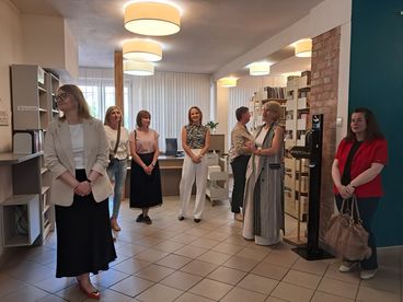 Wieluń: wystawa wianków Marii Owczarek w Bibliotece Powiatowej