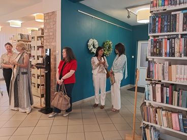 Wieluń: wystawa wianków Marii Owczarek w Bibliotece Powiatowej