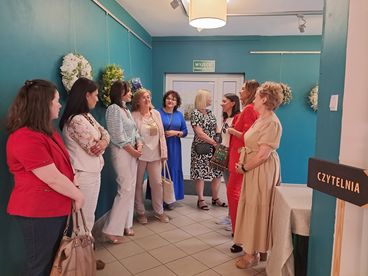 Wieluń: wystawa wianków Marii Owczarek w Bibliotece Powiatowej
