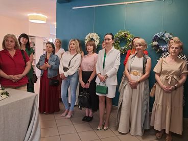 Wieluń: wystawa wianków Marii Owczarek w Bibliotece Powiatowej
