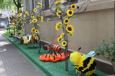 Kolorowe instalacje przy Wieluńskim Domu Kultury przyciągają wzrok i uczą