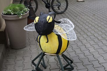Kolorowe instalacje przy Wieluńskim Domu Kultury przyciągają wzrok i uczą