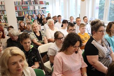 V Powiatowa Wystawa Prac Uczniów ośrodka w Gromadzicach została dziś otwarta w Bibliotece Powiatowej w Wieluniu
