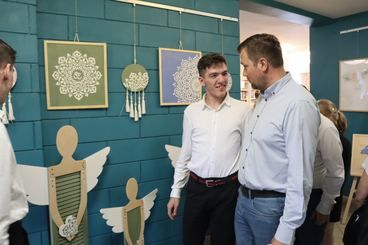 V Powiatowa Wystawa Prac Uczniów ośrodka w Gromadzicach została dziś otwarta w Bibliotece Powiatowej w Wieluniu
