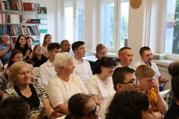 V Powiatowa Wystawa Prac Uczniów ośrodka w Gromadzicach została dziś otwarta w Bibliotece Powiatowej w Wieluniu