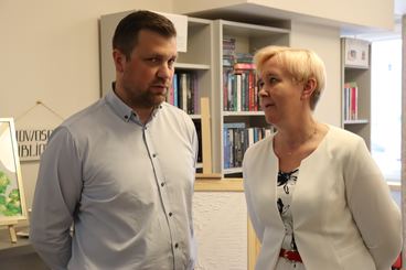 V Powiatowa Wystawa Prac Uczniów ośrodka w Gromadzicach została dziś otwarta w Bibliotece Powiatowej w Wieluniu