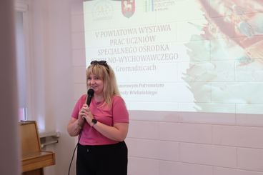 V Powiatowa Wystawa Prac Uczniów ośrodka w Gromadzicach została dziś otwarta w Bibliotece Powiatowej w Wieluniu