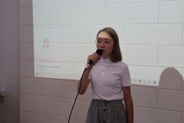 V Powiatowa Wystawa Prac Uczniów ośrodka w Gromadzicach została dziś otwarta w Bibliotece Powiatowej w Wieluniu